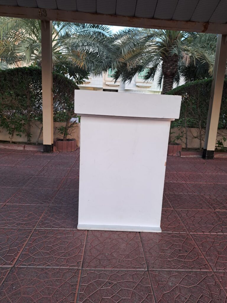 طاقم خدمة باركن سيارات محترف في الكويت أمام قاعة مناسبات