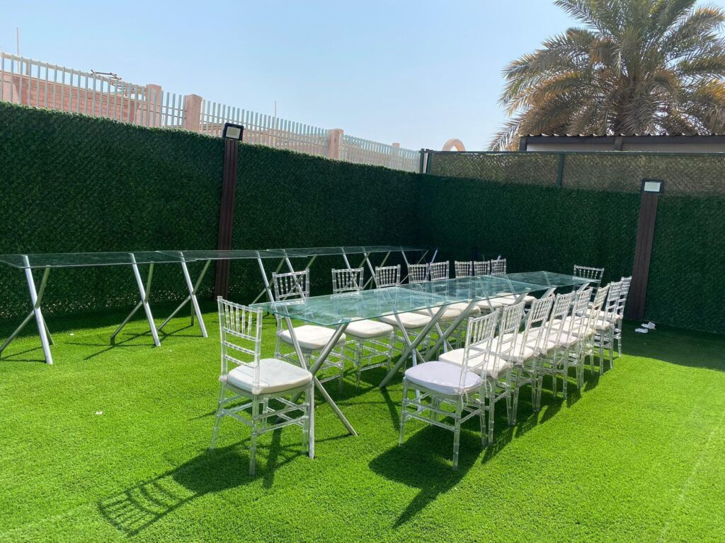 كراسي وطاولات أنيقة جاهزة للإيجار في الكويت للمناسبات والحفلات